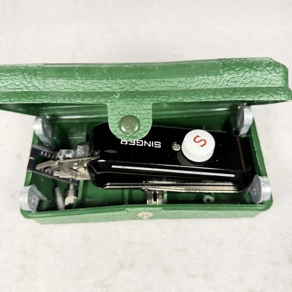 Singer Buttonhole Attachment w/ Instructions Templates Green Case 160506 Vintage - Picture 4 of 7